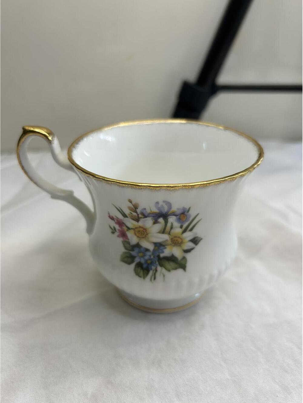 Vintage Queen’s Fine Bone China Floral Teacup England Gold Trim Cottagecore